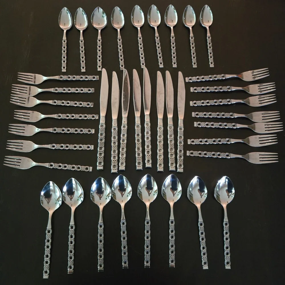 39Pc Oneida Deluxe Applique Stainless Flatware Set MCM Servings 7-8 Forks Spoons